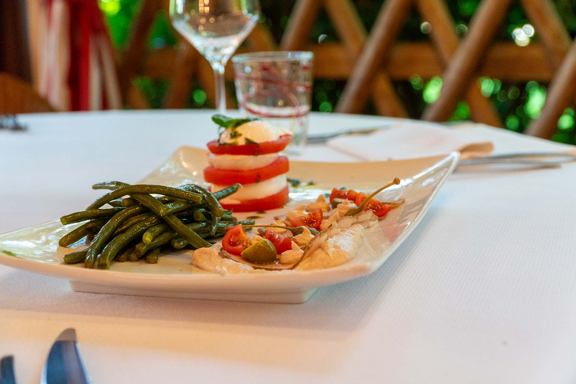 Vitello Tonnato, torretta di caprese, olio al basilico e insalata di fagiolini_piattone estate_bosco mardigliana